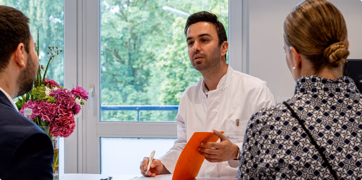 Arzt im Gespräch mit Patienten im Krankenhaus Maria Hilf Warstein – persönliche Beratung und individuelle Betreuung in vertrauensvoller Atmosphäre.