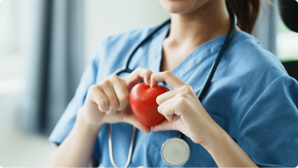 Ein Arzt hält ein kleines Herz in der Hand