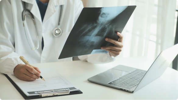 Ein Arzt schaut sich ein Röntgenbild an