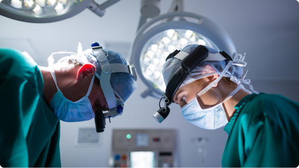 Zwei Chirurgen führen eine Operation durch