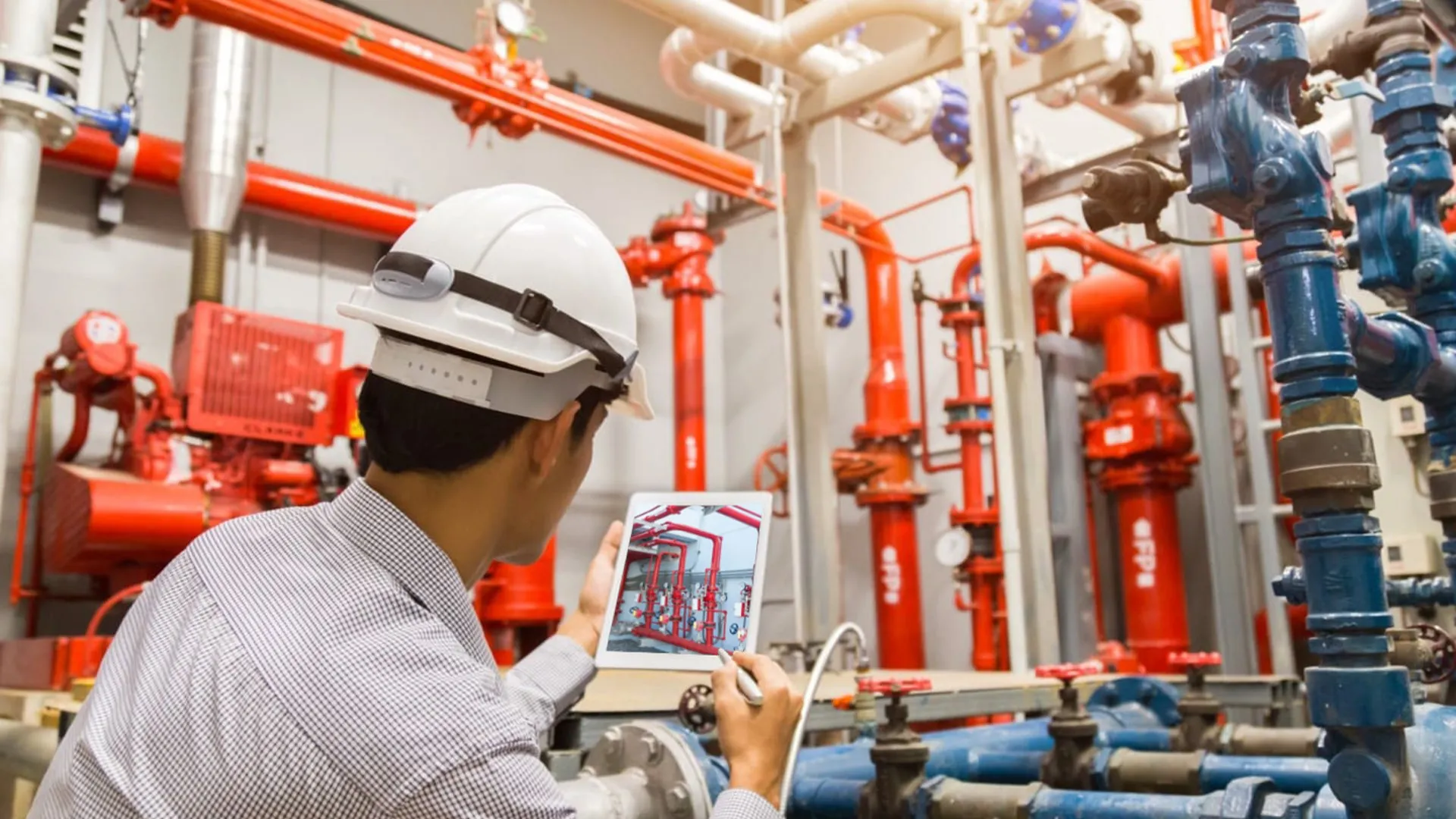 engenheiro-analisando-sistema-hidrante-e-sprinkler