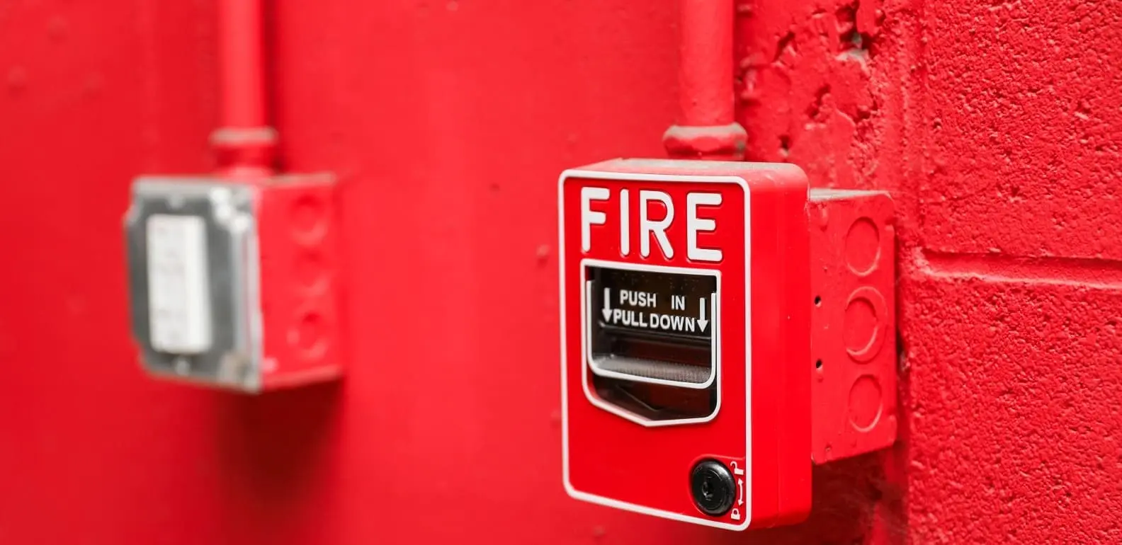 Circuitos elétricos confiáveis, infraestrutura adequada e fiação para o sistema de detecção e alarme de incêndio.