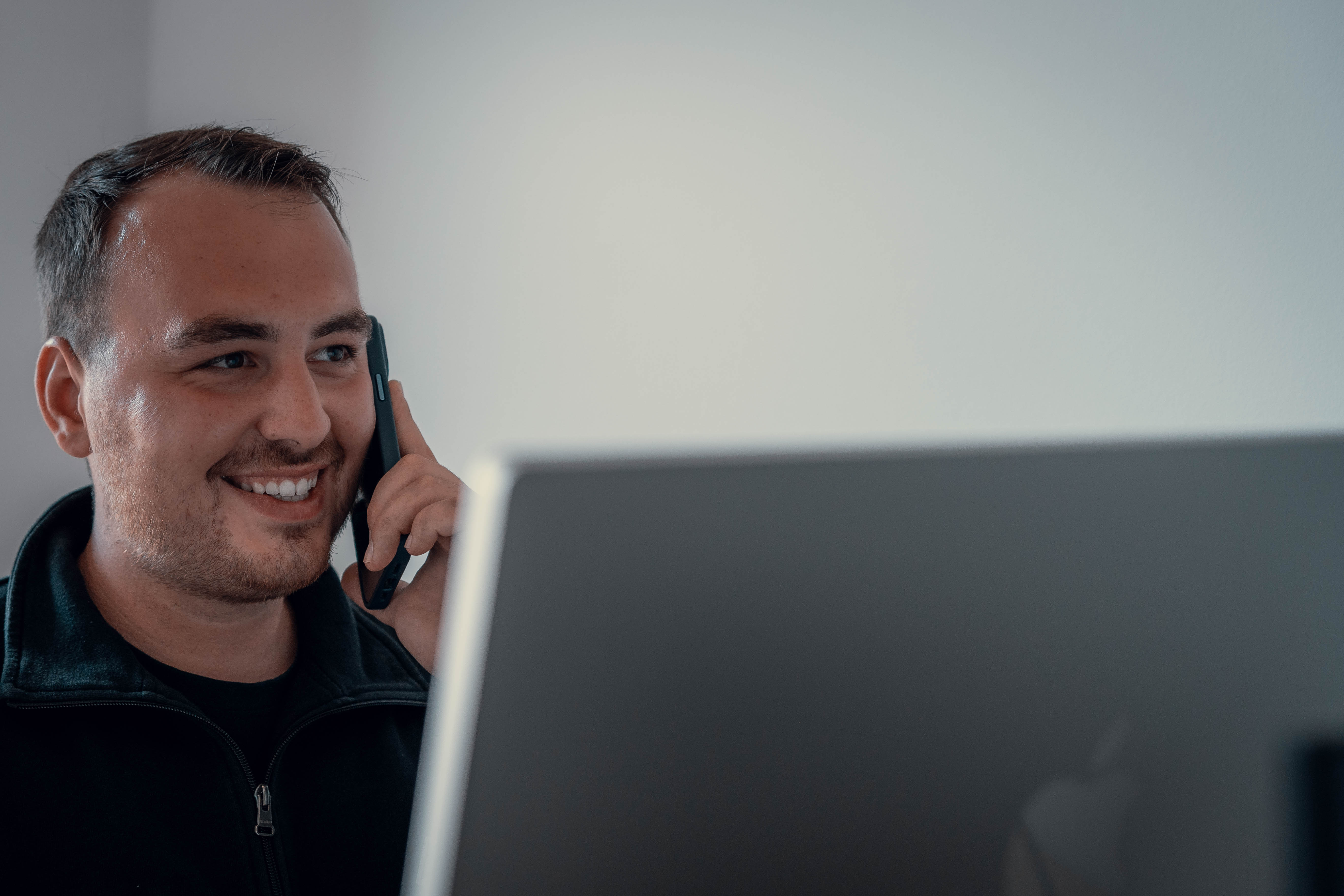 Nino Ellis am Telefon