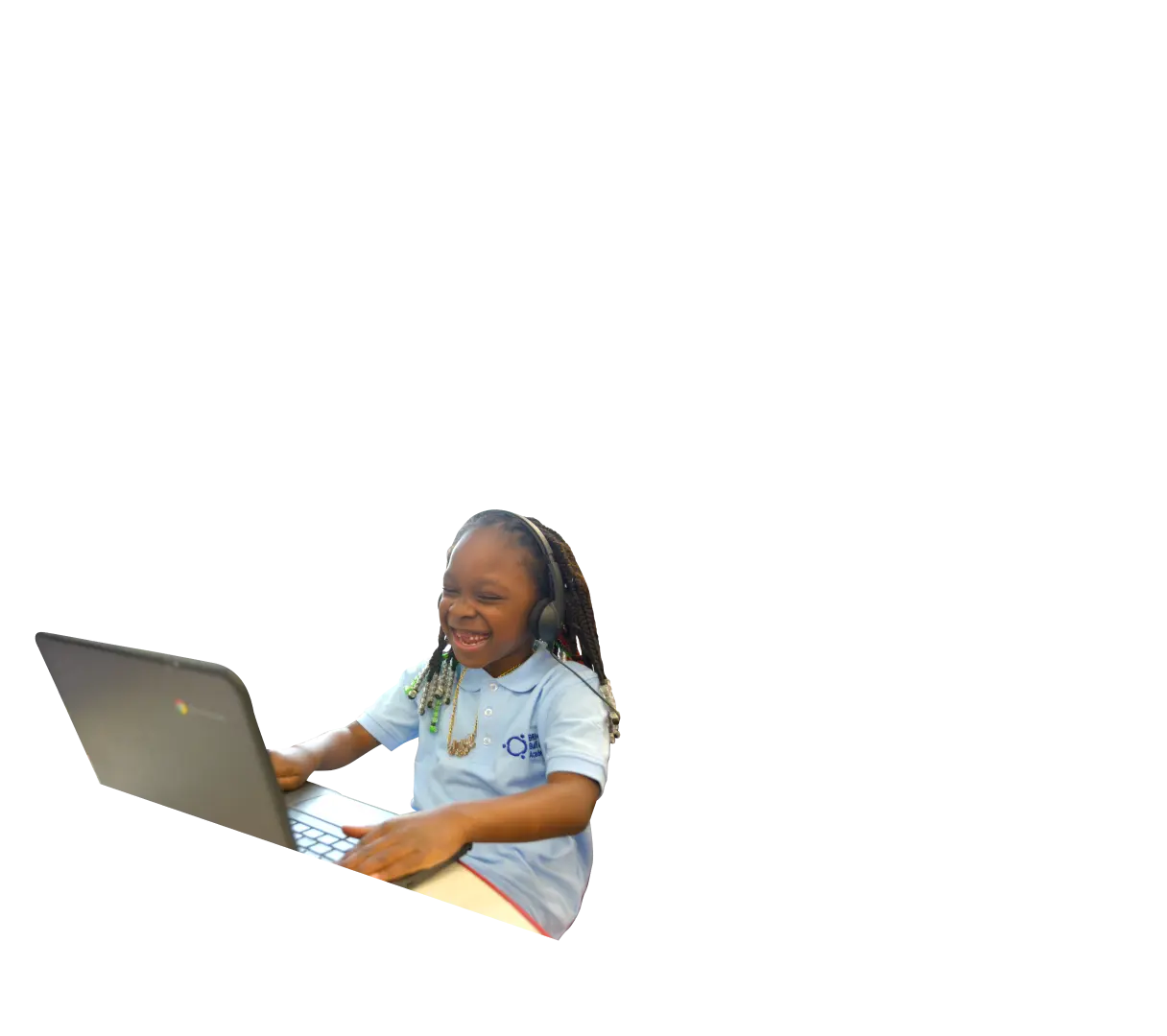 Niña sonriendo y vistiendo el uniforme escolar de Brick 