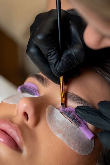 تطبيق محلول الصبغة على الرموش أثناء رفع الرموش الكورية