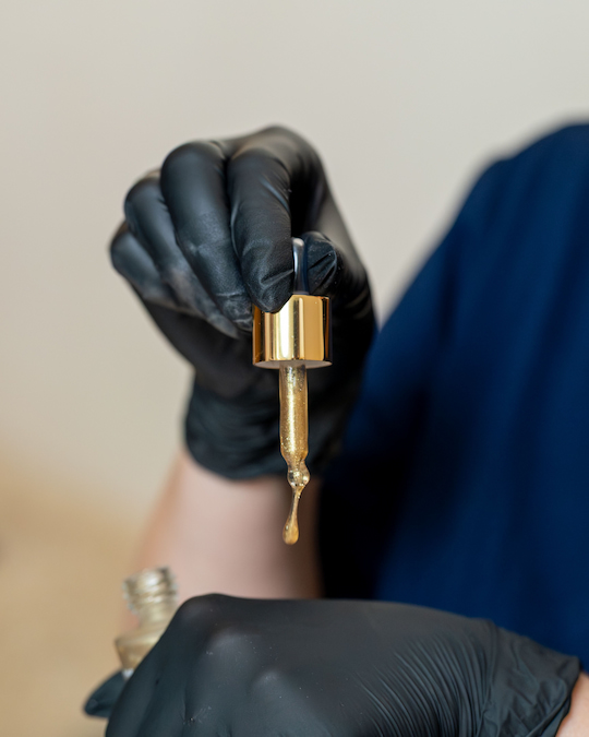 تطبيق سيروم مغذٍّ على الرموش بعد الرفع