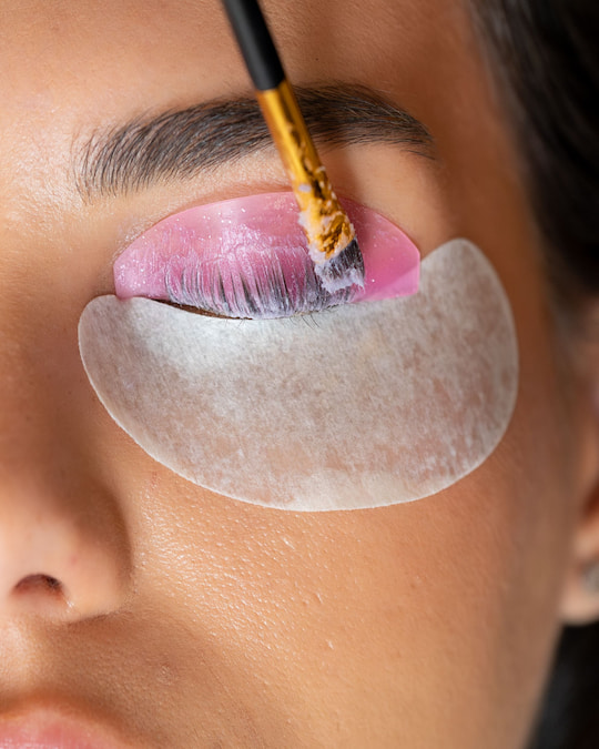 تطبيق محلول رفع الرموش على الرموش