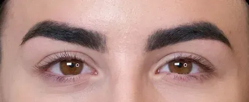 رفع الرموش من براو هو إجراء تجميلي يعمل بلطف على تجعيد، رفع، وتلوين الرموش، ليمنح رموشكِ الطبيعية مظهرًا جذابًا يبرز جمال العينين بطريقة ملفتة. تبدأ خبيرة الرموش برفع الشعيرات من الجذور نحو الأعلى، وبعد تطبيق المحلول، تحافظ الرموش على شكلها المرفوع، مما يمنح العينين إطلالة أكثر إشراقًا واتساعًا. نستخدم نظام Nouveau LVL لرفع الرموش، لضمان تقديم أفضل خدمة لرفع وتلوين الرموش في دبي (أو الرياض).