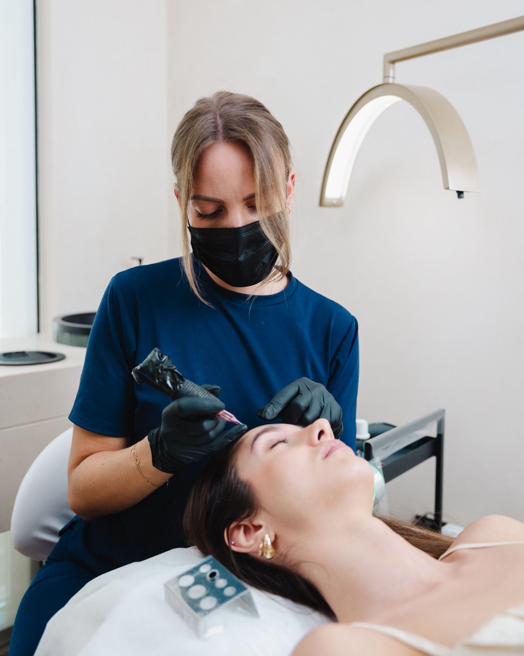 إزالة تاتو الحواجب في السعودية: متى تحتاجين إليها وما الخيارات المتاحة