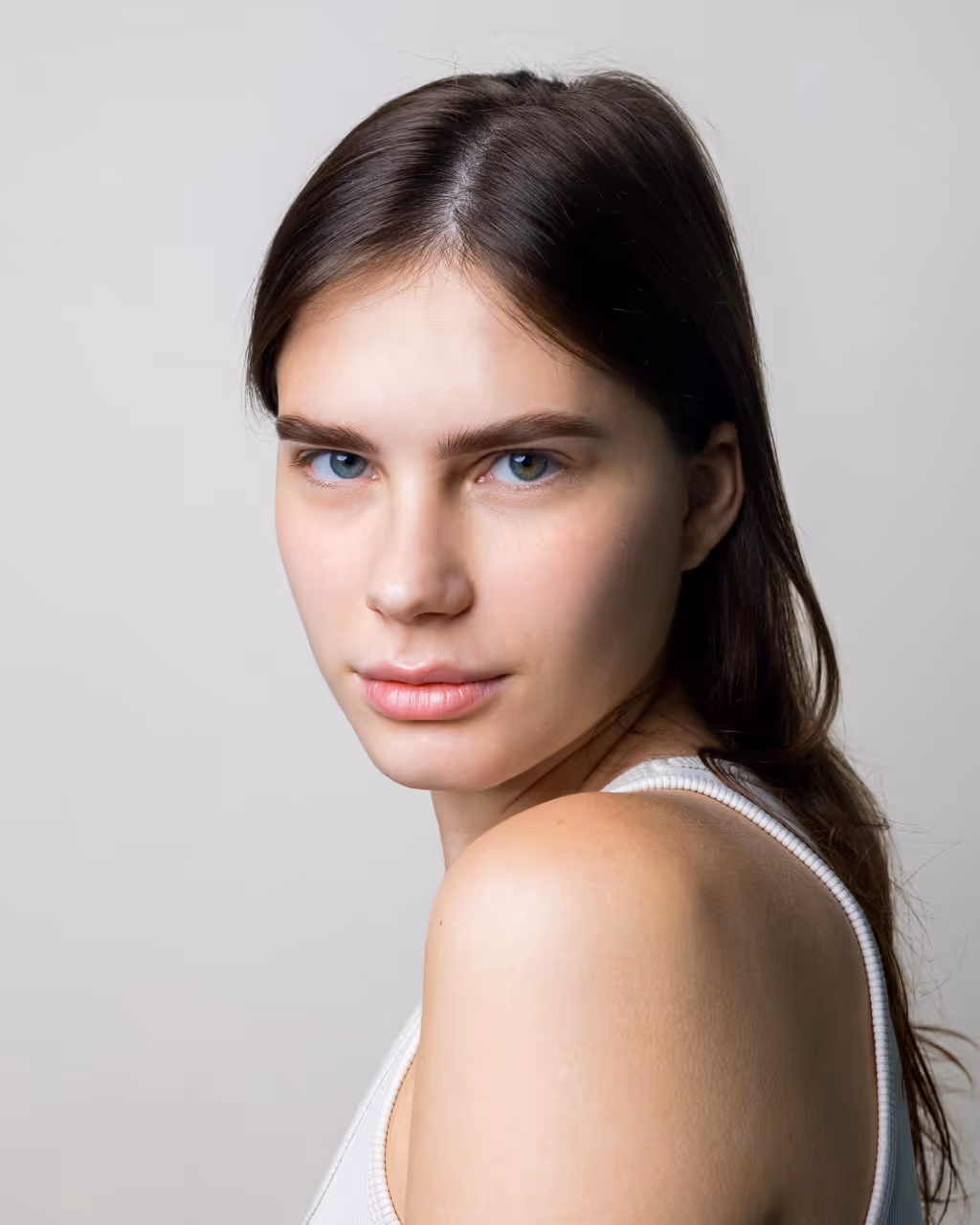 رسم الحواجب بتقنية الآيربراش: لماذا أصبحت الخيار الأمثل للحواجب الطبيعية