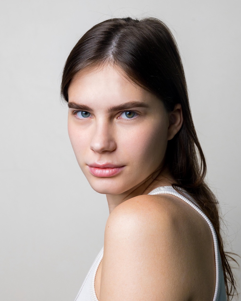 رسم الحواجب بتقنية الآيربراش: لماذا أصبحت الخيار الأمثل للحواجب الطبيعية