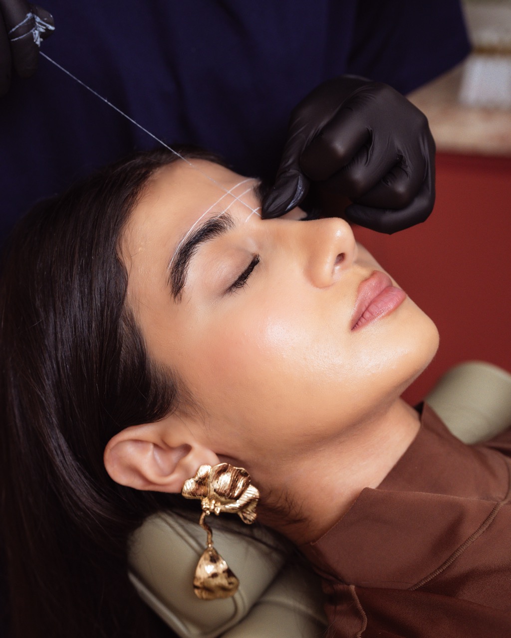 دليل شامل لترتيب الحواجب بالخيط في الصالونات: الفوائد وأفضل الطرق للحفاظ على مظهر مثالي