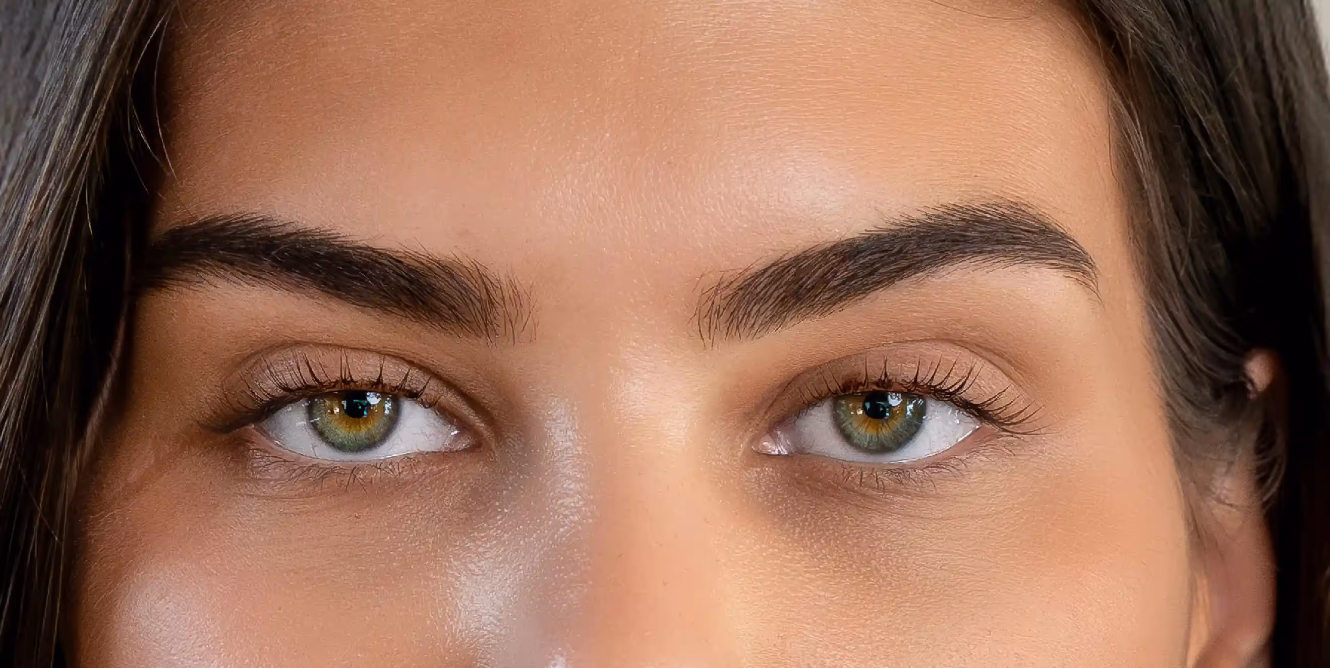 رفع الرموش الكوري هو علاج متخصص يعمل على رفع وتمويج رموشك الطبيعية من الجذور، ليمنح عينيك مظهراً أكثر اتساعاً وتحديداً وانتعاشاً دون الحاجة لاستخدام مكبس الرموش أو الرموش الاصطناعية. استُلهمت هذه التقنية من أساليب رفع الرموش الكورية المتقدمة، والمصممة خصيصاً للرموش المتجهة للأسفل أو الخشنة أو العنيدة، وتعتمد نهجاً مختلفاً عن الرفع التقليدي للرموش.
ما يميز تقنية رفع الرموش الكوري هو استخدام محاليل تعتمد على السيستيامين هيدروكلورايد بدلاً من التركيبات التقليدية التي تحتوي على الثيوغليكولات، مما يجعلها ألطف بكثير على الرموش الطبيعية. والنتيجة هي رموش ناعمة ومرفوعة تحتفظ بتمويجها من 6 إلى 8 أسابيع، لتستمتعي بإطلالة أنيقة وقليلة العناية تناسب نمط الحياة السريع في السعودية.
إذا كنتِ تبحثين عن بديل ألطف من رفع الرموش التقليدي مع الحفاظ على مظهر طبيعي وراقي، فإن خبيراتنا مستعدات لمساعدتك. احجزي جلسة رفع الرموش الكوري في السعودية واستيقظي كل صباح على رموش تبدو مصففة بشكل مثالي.