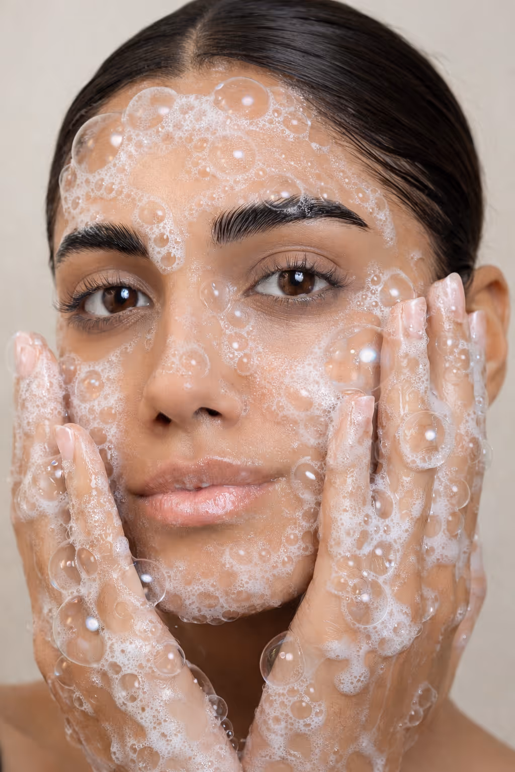 الفرق بين جلسة كرايو كونتور وتقنيات ترطيب الوجه التقليدية