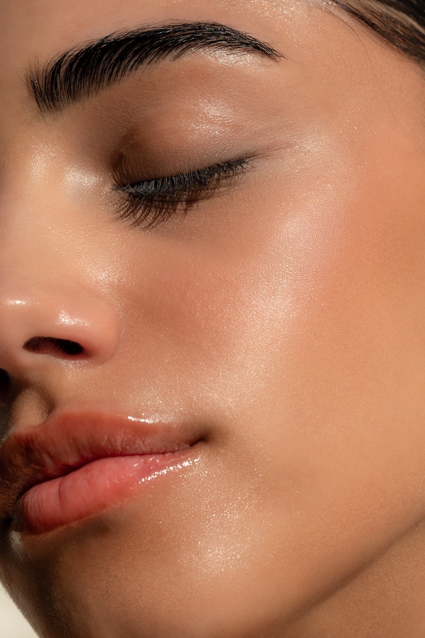 تقشير البشرة المميز وحب الشباب: كيف يساعد على تنقية المسام ومنع البثور؟