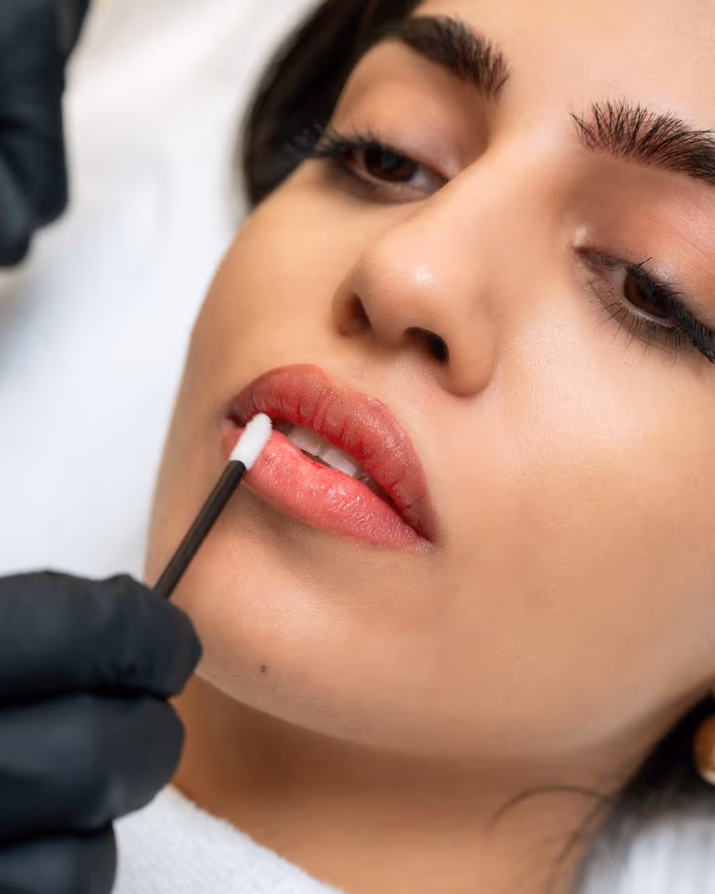 الفرق بين تصحيح لون الشفاه والتوريد: أيهما يناسبك أكثر؟