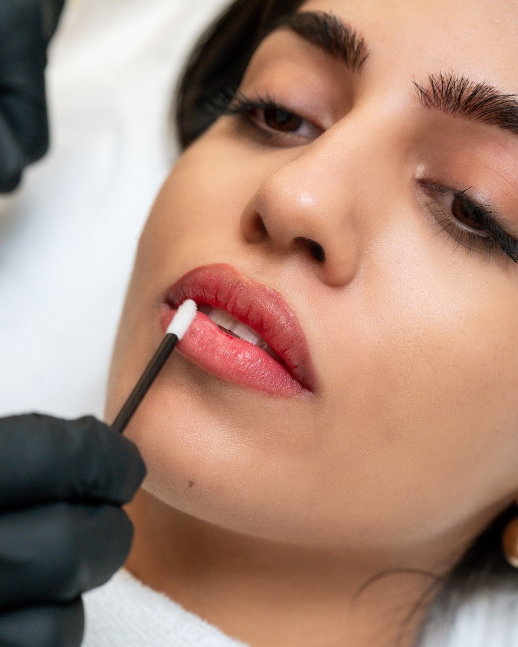 الفرق بين تصحيح لون الشفاه والتوريد: أيهما يناسبك أكثر؟