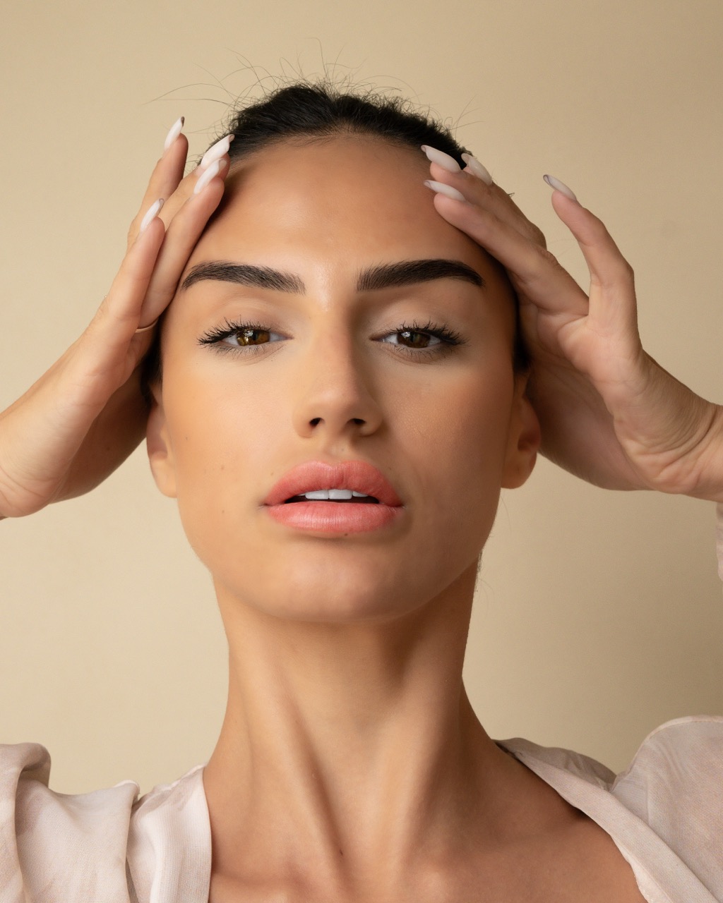 خطوات العناية بعد جلسة الأومبري: الحفاظ على لون الحواجب والتحديد المثالي