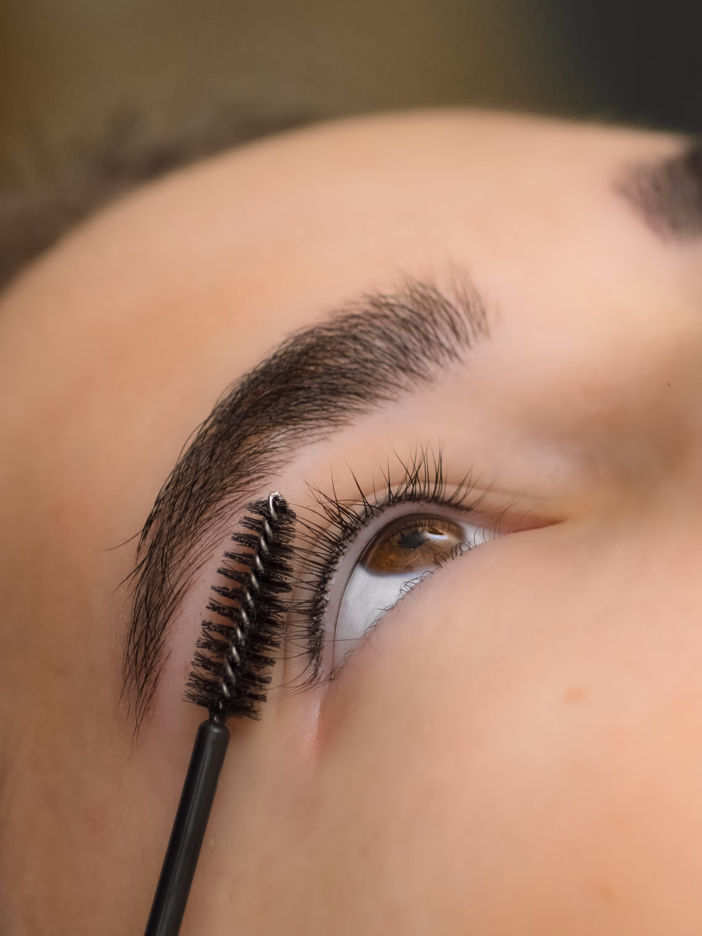 اتجاهات الجمال 2026: لماذا تختار السيدات في السعودية تقنية تحسين خط الرموش؟