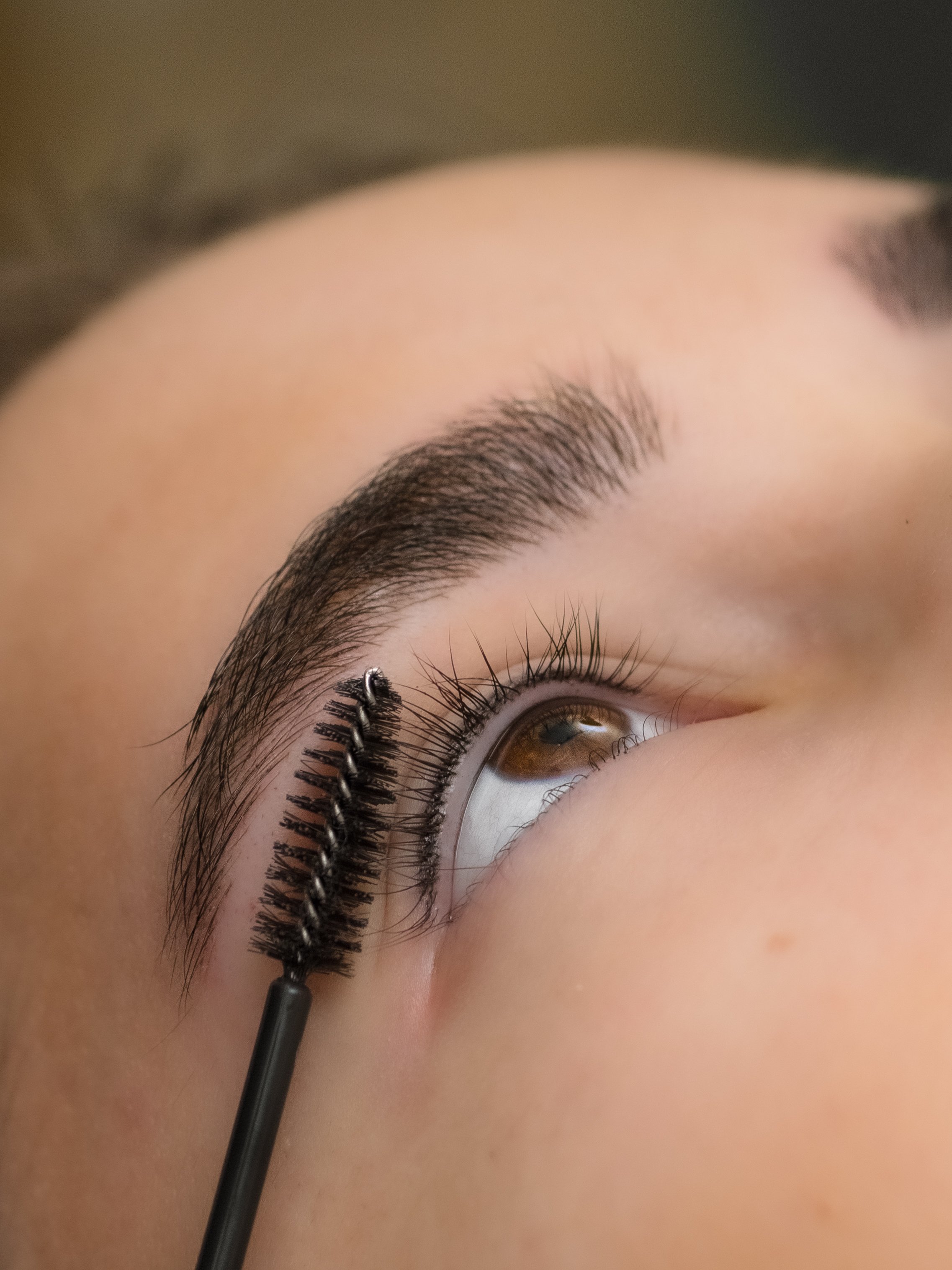 اتجاهات الجمال 2026: لماذا تختار السيدات في السعودية تقنية تحسين خط الرموش؟