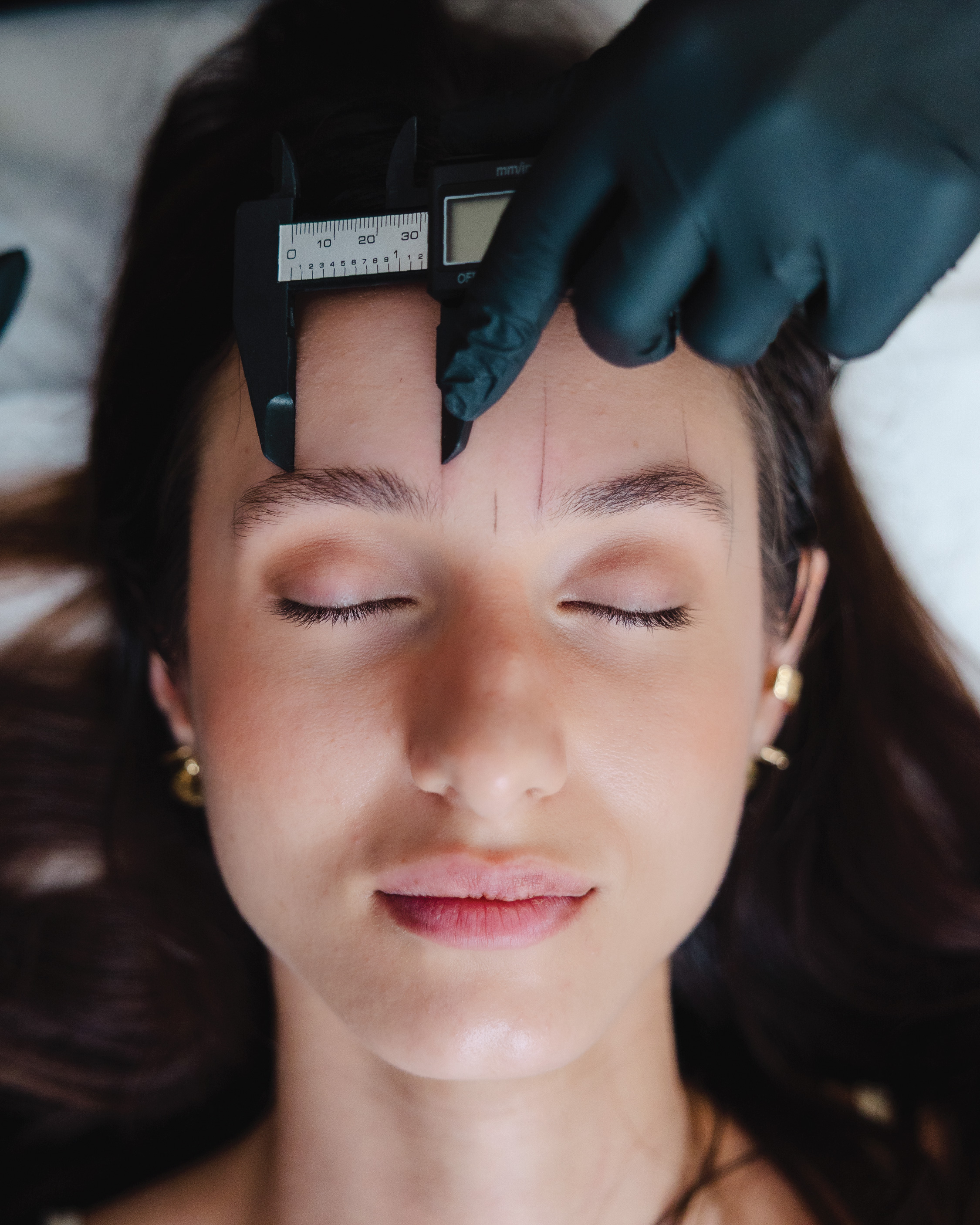 تحديد الحواجب أم رسمها: دليلك لاختيار الطريقة المثالية