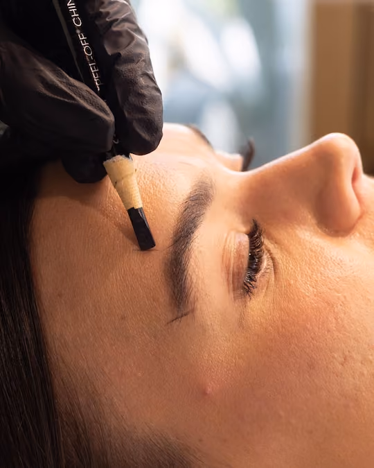 خبيرة تجميل تساعد العروس في اختيار درجة صبغة الحواجب المناسبة لبشرته