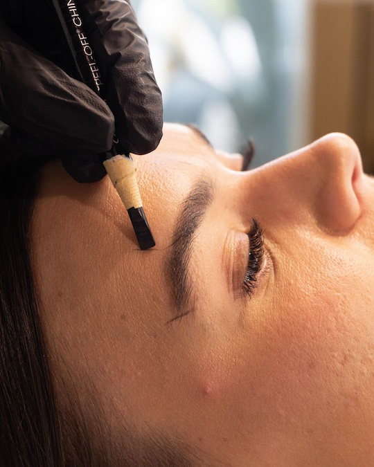 خبيرة تجميل تساعد العروس في اختيار درجة صبغة الحواجب المناسبة لبشرته