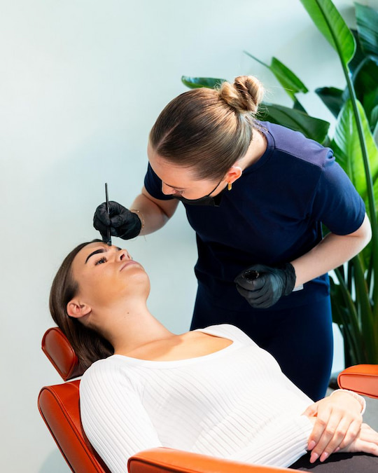 عملية تطبيق صبغة الحواجب العضوية الآمنة للعرائس