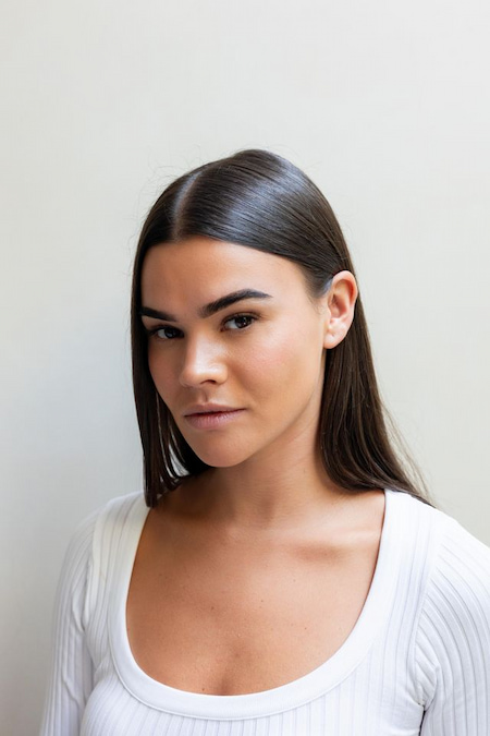 إطلالة نهائية لحواجب العروس بعد الصبغ تبرز جمال العينين وتمنح الثقة