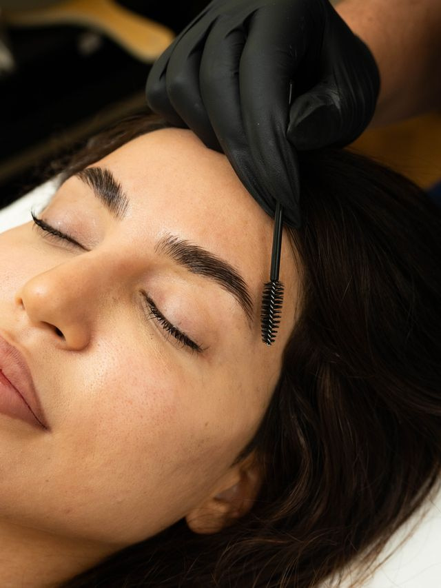 رفع الحواجب الطبيعي: بديل التاتو لإطلالة مثالية 