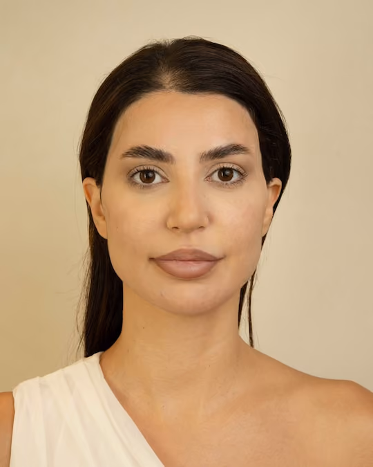 مظهر نهائي للحواجب المرفوعة يوضح الكثافة والامتلاء