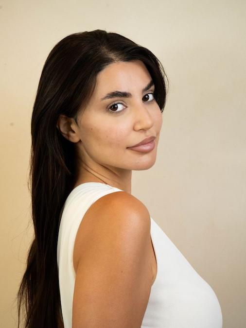 إطلالة متناسقة ومشرقة للوجه بفضل تقنية رفع الحواجب بدون تاتو