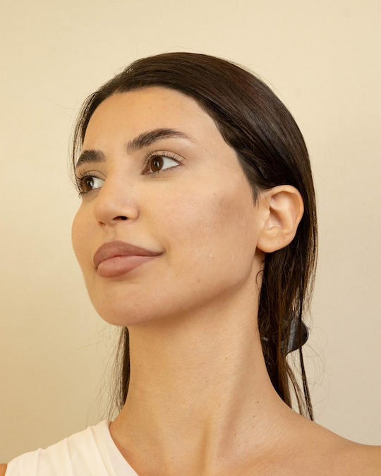 زاوية جانبية تبرز انحناء الحاجب الطبيعي المرفوع بعد الجلسة