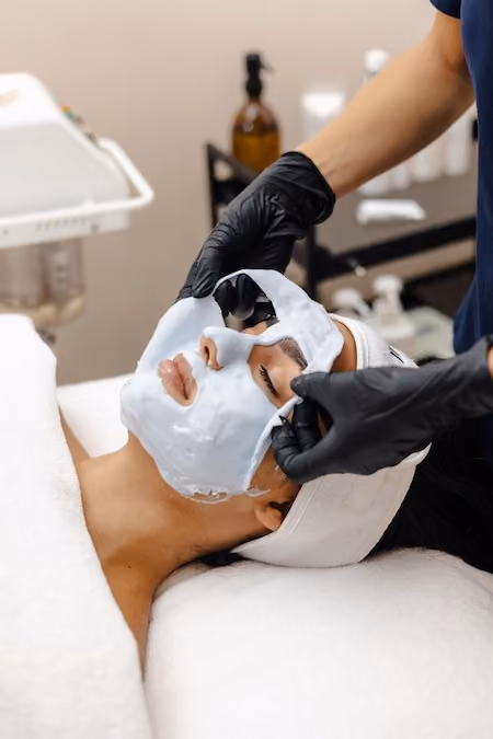 إزالة القناع التجميلي بعد انتهاء جلسة العلاج