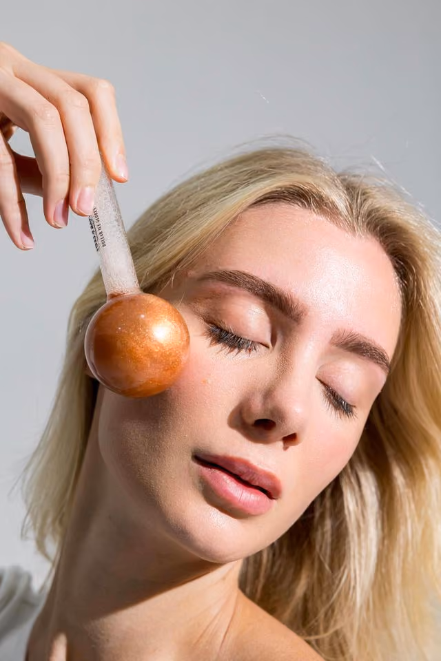 لماذا يُعد تنظيف البشرة المميز (Million Dollar Facial) خيارًا آمنًا للبشرة الحساسة؟