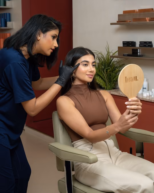 استشارة خبيرة تنسيق حواجب في براو