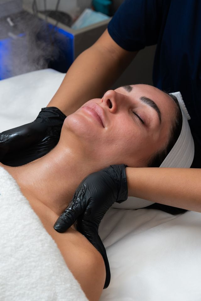 الهيدرافيشل للبشرة الدهنية والمختلطة: التحكم بالزيوت وتقليل المسام