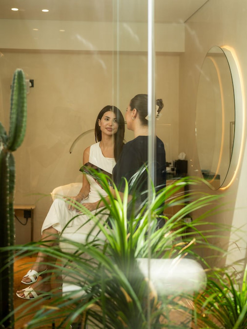 استشارة أخصائية التجميل للعميلة حول معايير السلامة
