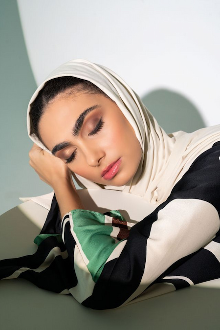 بشرة ناعمة وحواجب محددة بعد الهيدرافيشل وتنسيق الحواجب