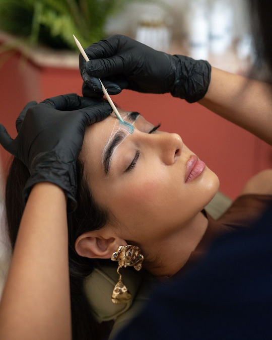 تحديد شكل الحاجب وتنظيف حدوده خلال جلسة HD Brows