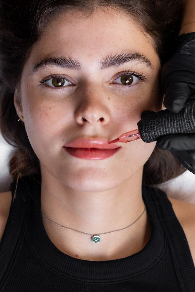 الشفاه الشاحبة بعد الصيف: كيف يعيد توريد الشفاه (Lip Blush) النضارة واللون الطبيعي؟