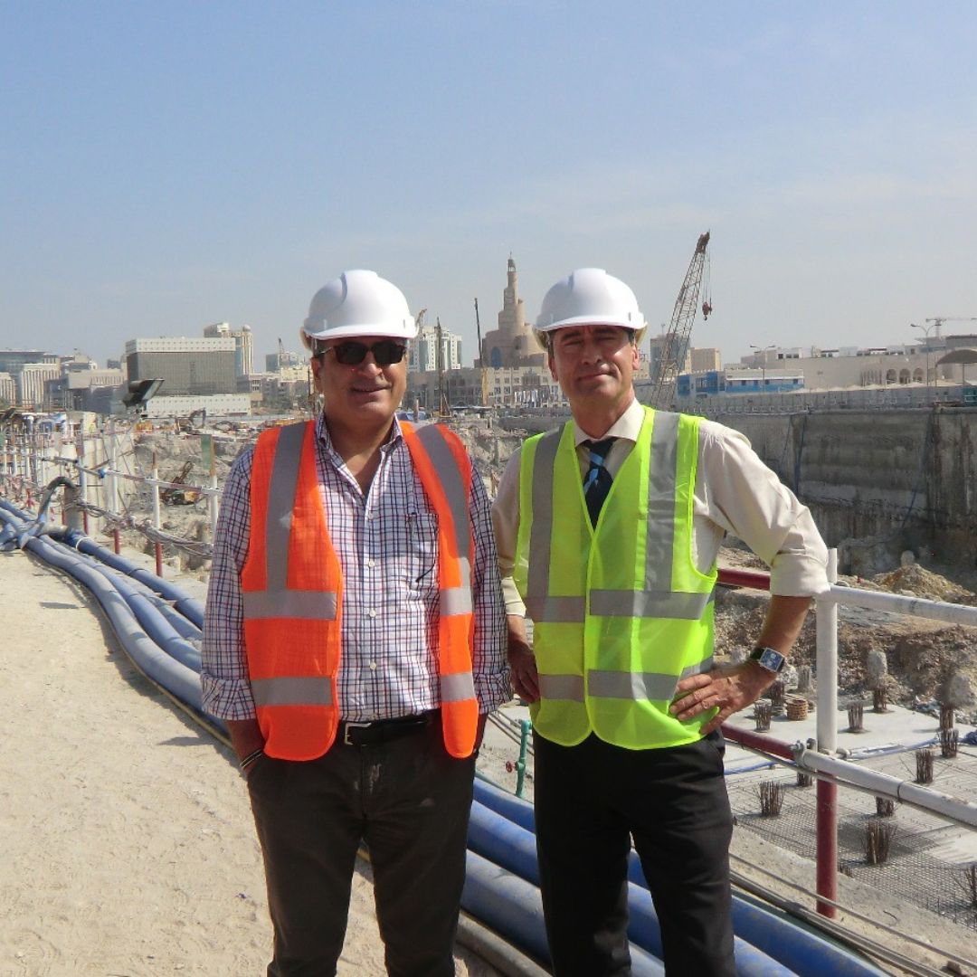 Zwei Personen mit Schutzhelmen und Warnwesten auf einer Tunnelbau-Baustelle bei einem Projekt vor Ort