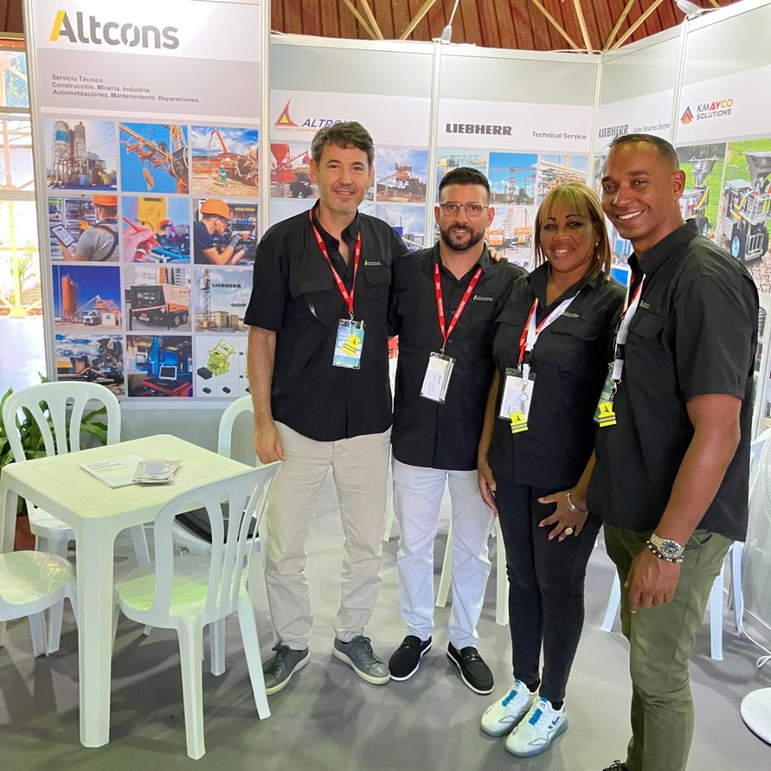 Internationales Messeteam am Altcons-Stand vor Präsentationswänden für Bau-, Mining- und Industrieservices