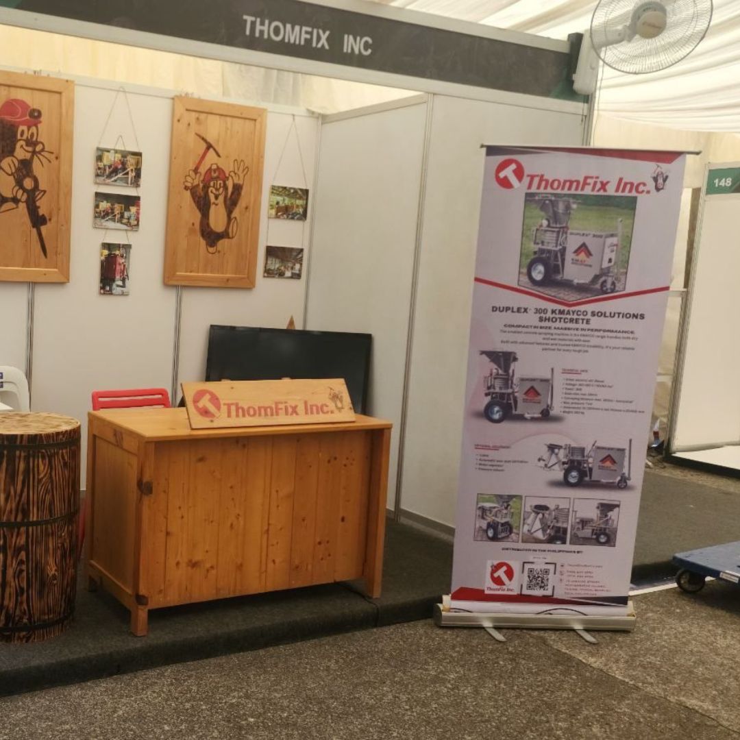 Innenansicht des ThomFix-Messestands mit Produktinformationen, Branding und Präsentationsfläche.