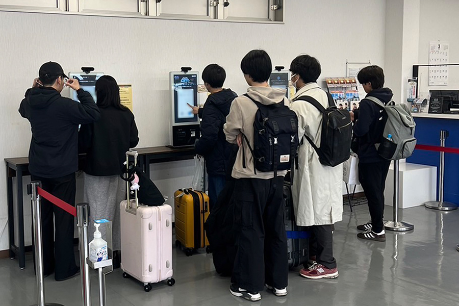 チェックイン機で出発受付をセルフで進める奄美レンタカー様のお客様