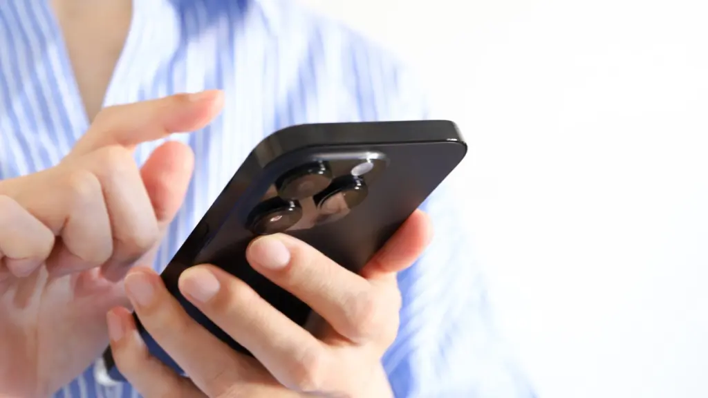 スマートフォンやデジタル端末でレンタカー受付を進めるイメージ