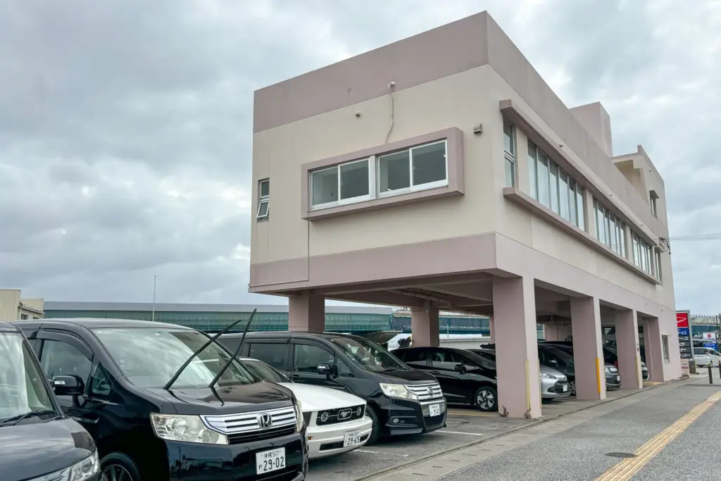 沖縄県豊見城市に店舗を構えるM7レンタカー様の外観