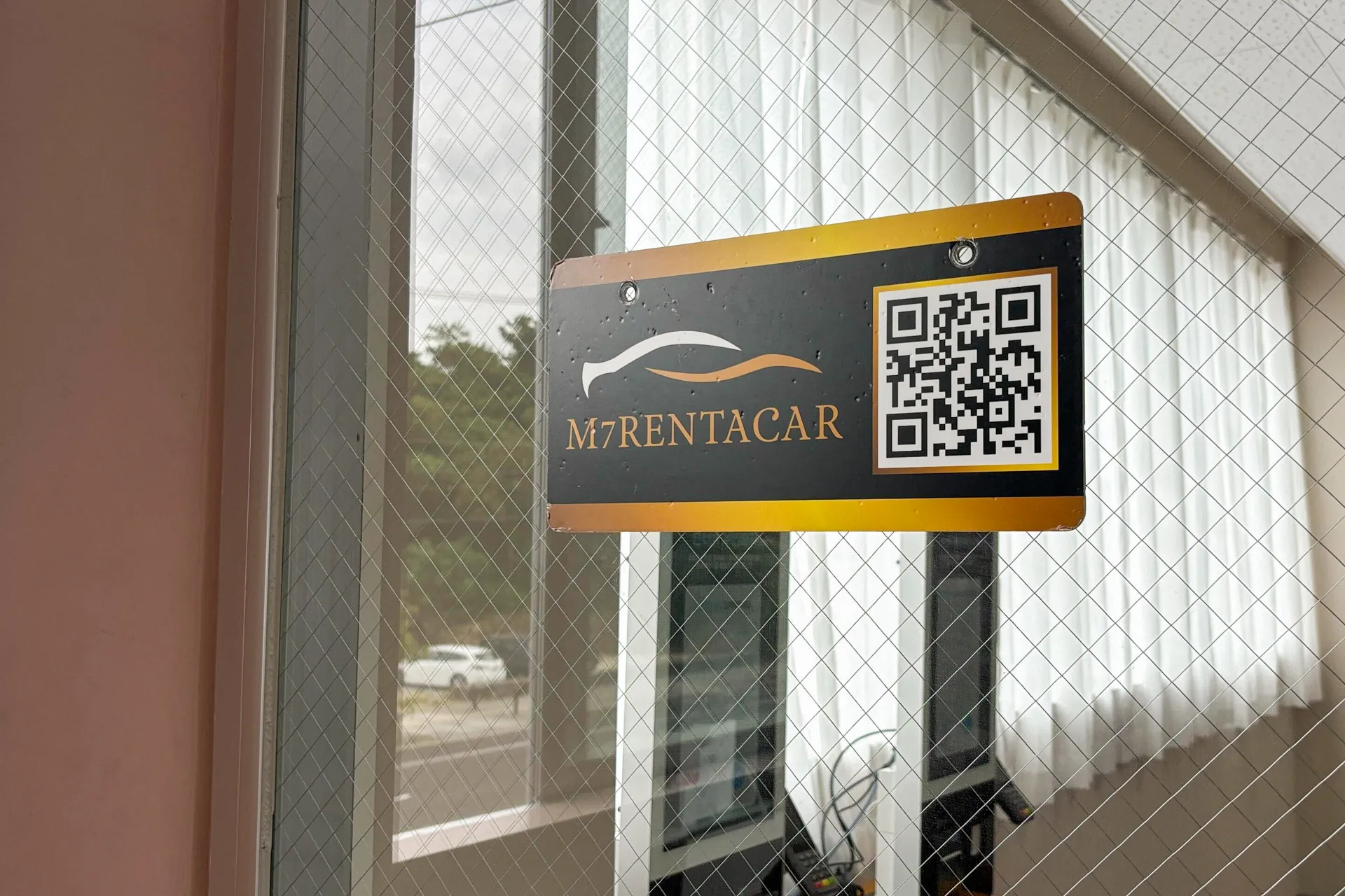 幅広い車種をそろえるM7レンタカー様の店舗の様子