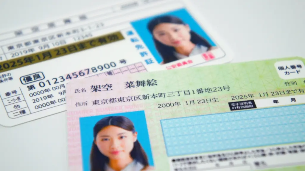 マイナ免許証の受付対応に悩むレンタカー店舗のスタッフ
