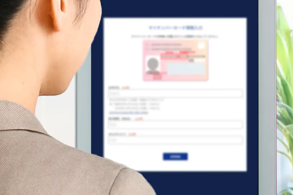 チェックイン機でマイナ免許証を読み取り受付を進める様子